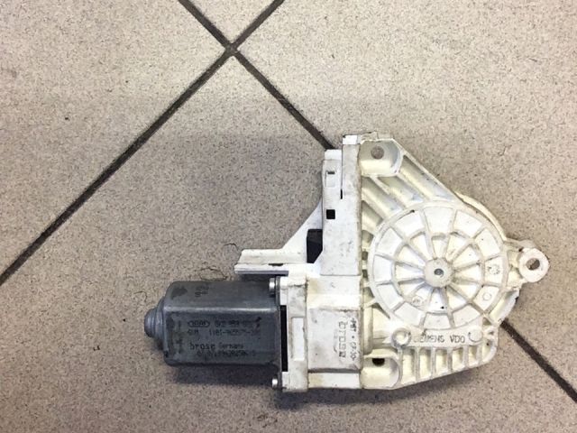 bontott AUDI A4 B8 Jobb első Ablakemelő Motor