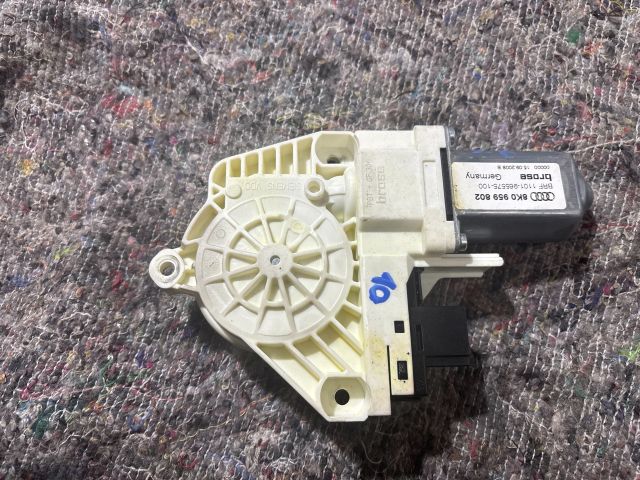 bontott AUDI A4 B8 Jobb első Ablakemelő Motor