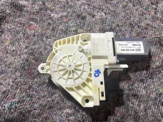 bontott AUDI A4 B8 Jobb első Ablakemelő Motor