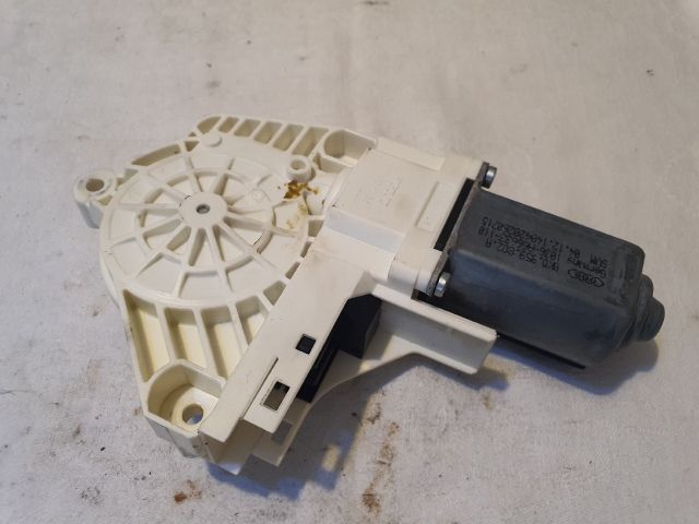 bontott AUDI A4 B8 Jobb első Ablakemelő Motor