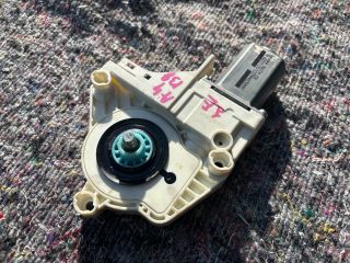 bontott AUDI A4 B8 Jobb első Ablakemelő Motor