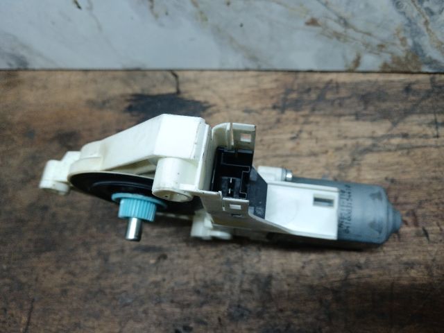 bontott AUDI A4 B8 Jobb első Ablakemelő Motor