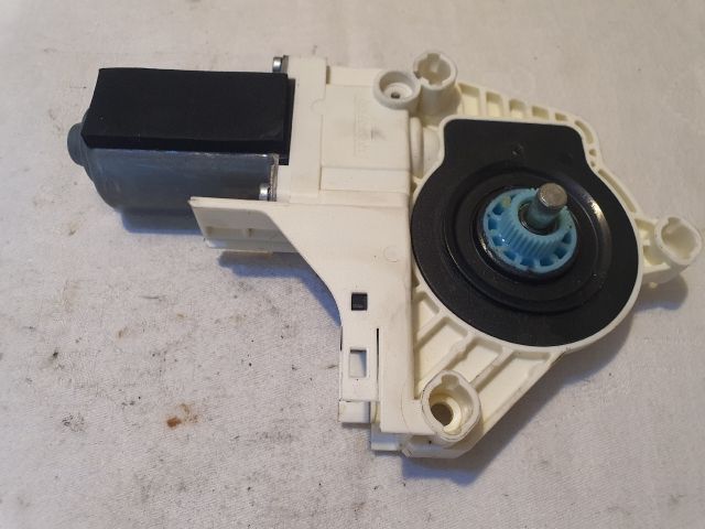 bontott AUDI A4 B8 Jobb első Ablakemelő Motor