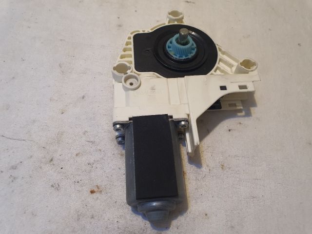 bontott AUDI A4 B8 Jobb első Ablakemelő Motor
