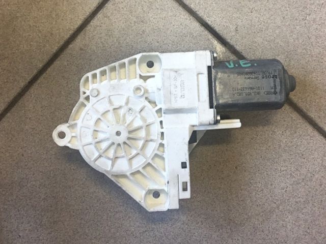 bontott AUDI A4 B8 Jobb első Ablakemelő Motor