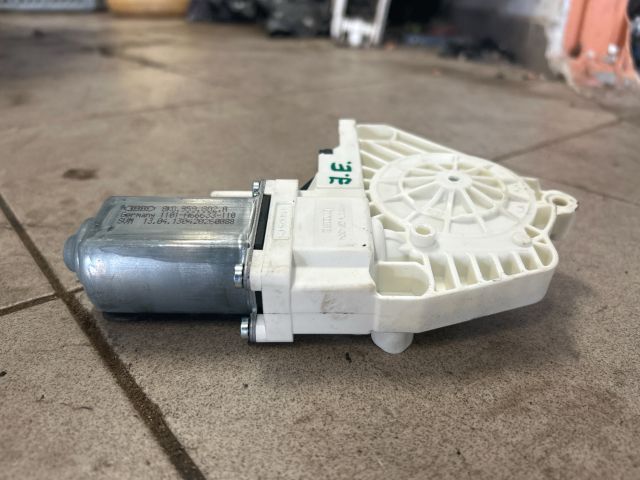 bontott AUDI A4 B8 Jobb első Ablakemelő Motor