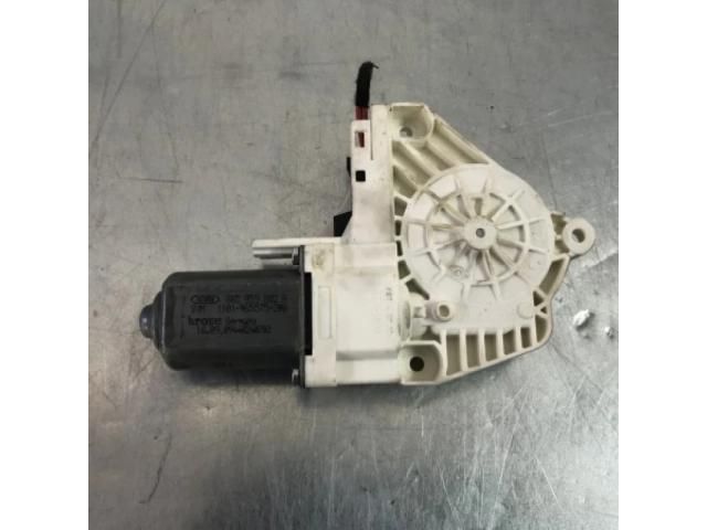 bontott AUDI A4 B8 Jobb első Ablakemelő Motor