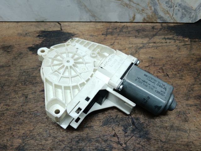 bontott AUDI A4 B8 Jobb első Ablakemelő Motor