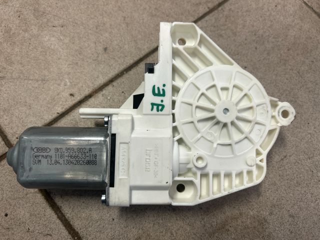bontott AUDI A4 B8 Jobb első Ablakemelő Motor