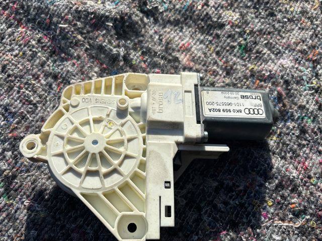 bontott AUDI A4 B8 Jobb első Ablakemelő Motor