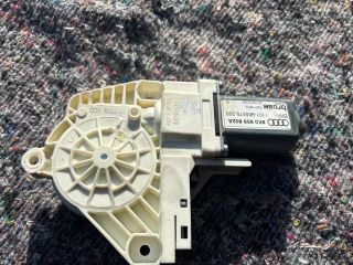 bontott AUDI A4 B8 Jobb első Ablakemelő Motor