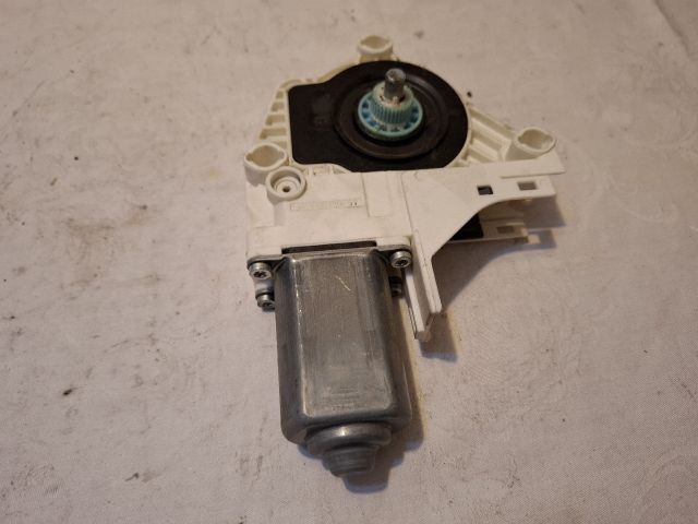 bontott AUDI A4 B8 Jobb első Ablakemelő Motor