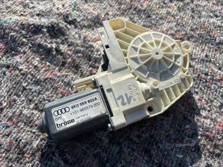 bontott AUDI A4 B8 Jobb első Ablakemelő Motor