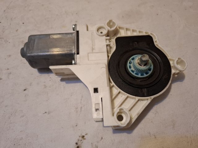 bontott AUDI A4 B8 Jobb első Ablakemelő Motor