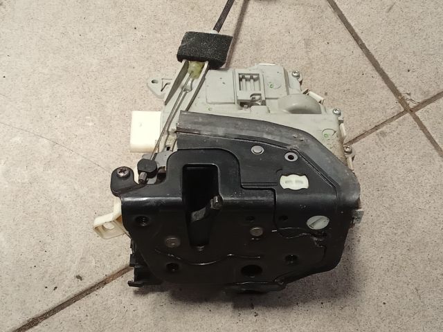 bontott AUDI A4 B8 Jobb első Ajtózár