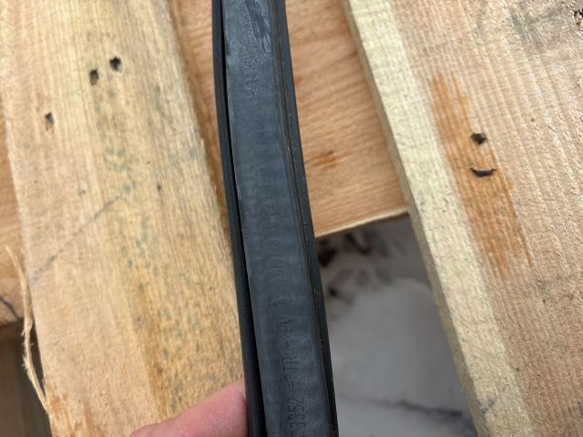 bontott AUDI A4 B8 Jobb első Gumikéder