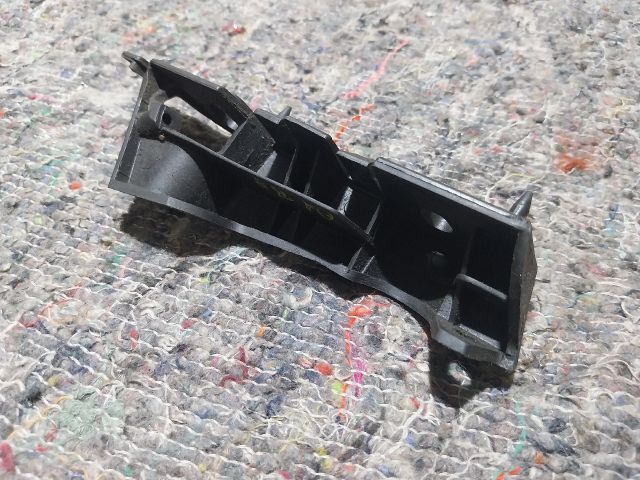 bontott AUDI A4 B8 Jobb első Lökhárító Tartó (Műanyag)