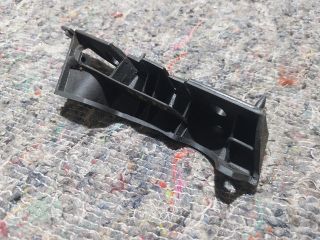 bontott AUDI A4 B8 Jobb első Lökhárító Tartó (Műanyag)