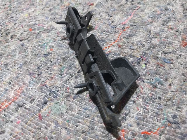 bontott AUDI A4 B8 Jobb első Lökhárító Tartó (Műanyag)