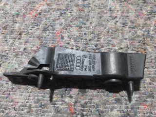 bontott AUDI A4 B8 Jobb első Lökhárító Tartó (Műanyag)