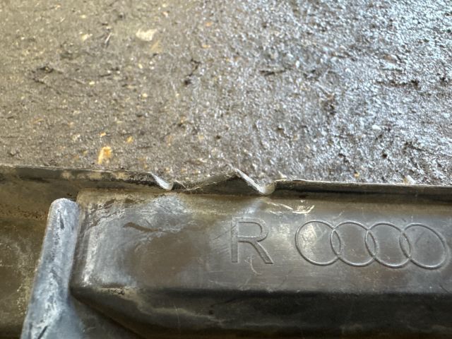 bontott AUDI A4 B8 Jobb első Lökhárító Vakborítás