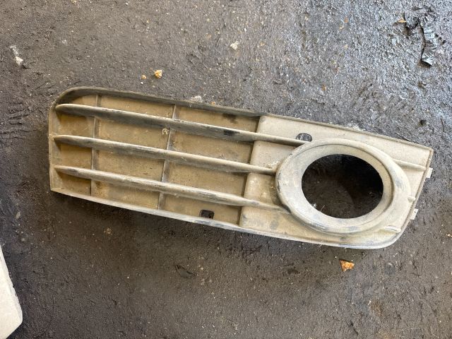 bontott AUDI A4 B8 Jobb első Lökhárító Vakborítás