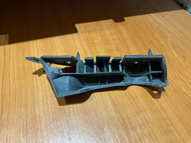 bontott AUDI A4 B8 Jobb első Oldal Lökhárító Tartó (Műanyag)