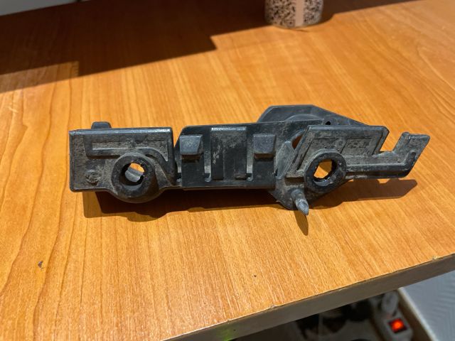 bontott AUDI A4 B8 Jobb első Oldal Lökhárító Tartó (Műanyag)