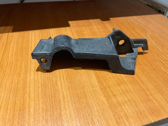 bontott AUDI A4 B8 Jobb első Oldal Lökhárító Tartó (Műanyag)