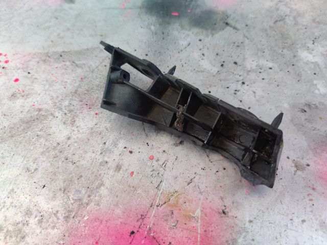 bontott AUDI A4 B8 Jobb első Oldal Lökhárító Tartó (Műanyag)