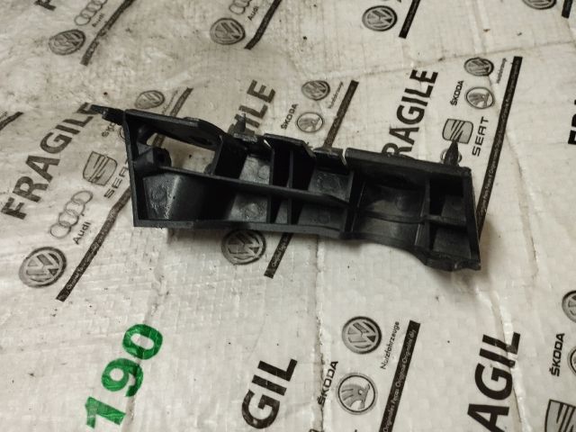 bontott AUDI A4 B8 Jobb első Oldal Lökhárító Tartó (Műanyag)