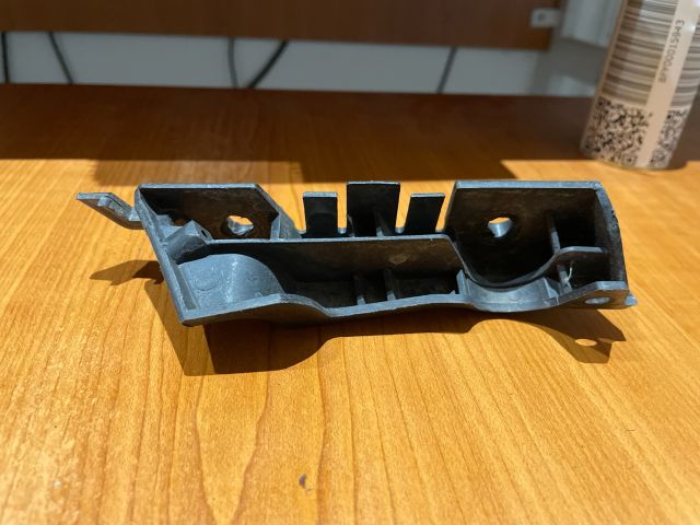 bontott AUDI A4 B8 Jobb első Oldal Lökhárító Tartó (Műanyag)