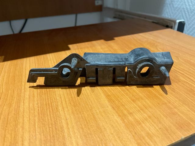 bontott AUDI A4 B8 Jobb első Oldal Lökhárító Tartó (Műanyag)