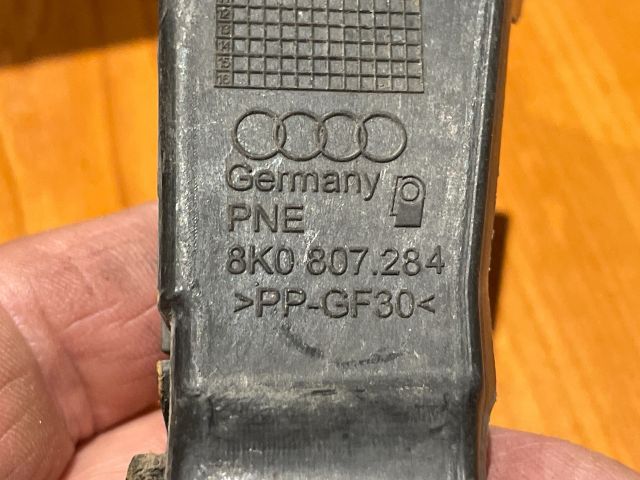 bontott AUDI A4 B8 Jobb első Oldal Lökhárító Tartó (Műanyag)