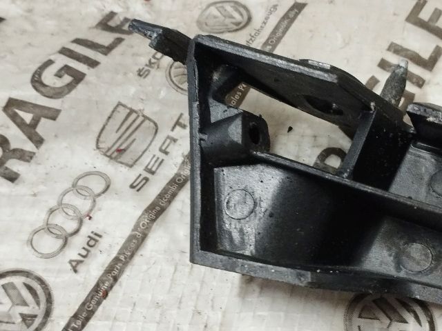 bontott AUDI A4 B8 Jobb első Oldal Lökhárító Tartó (Műanyag)