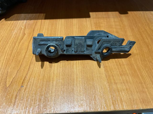 bontott AUDI A4 B8 Jobb első Oldal Lökhárító Tartó (Műanyag)