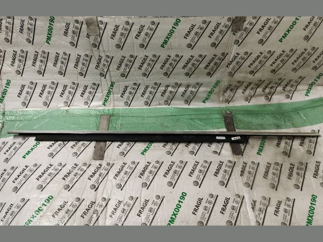 bontott AUDI A4 B8 Jobb első Vízlehúzó Gumicsík