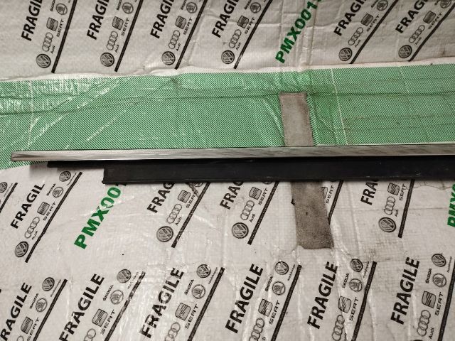 bontott AUDI A4 B8 Jobb első Vízlehúzó Gumicsík