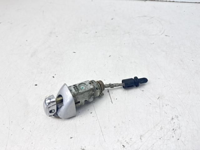 bontott AUDI A4 B8 Jobb első Zárbetét