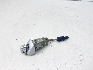 bontott AUDI A4 B8 Jobb első Zárbetét