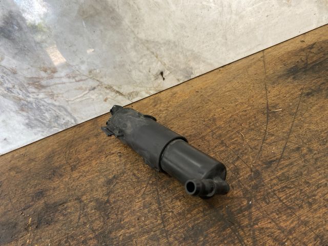 bontott AUDI A4 B8 Jobb Fényszórómosó Fúvóka