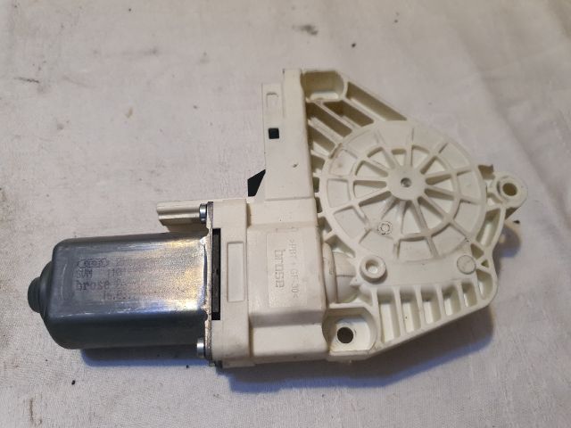 bontott AUDI A4 B8 Jobb hátsó Ablakemelő Motor