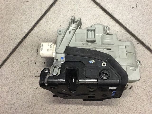 bontott AUDI A4 B8 Jobb hátsó Ajtózár