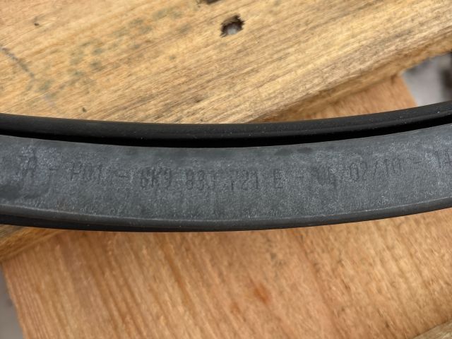 bontott AUDI A4 B8 Jobb hátsó Gumikéder