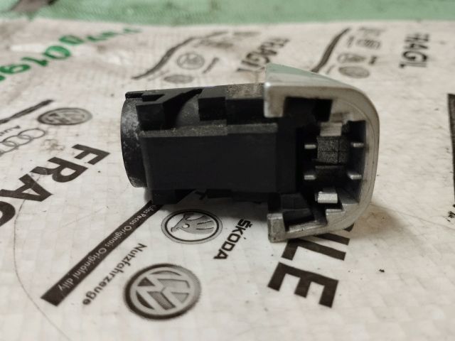 bontott AUDI A4 B8 Jobb hátsó Zárbetét