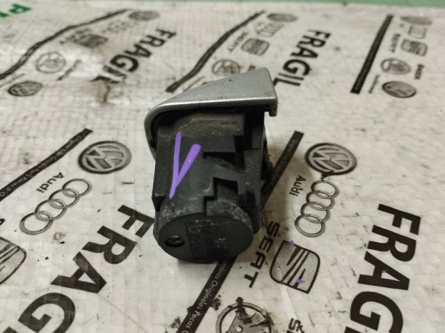 bontott AUDI A4 B8 Jobb hátsó Zárbetét