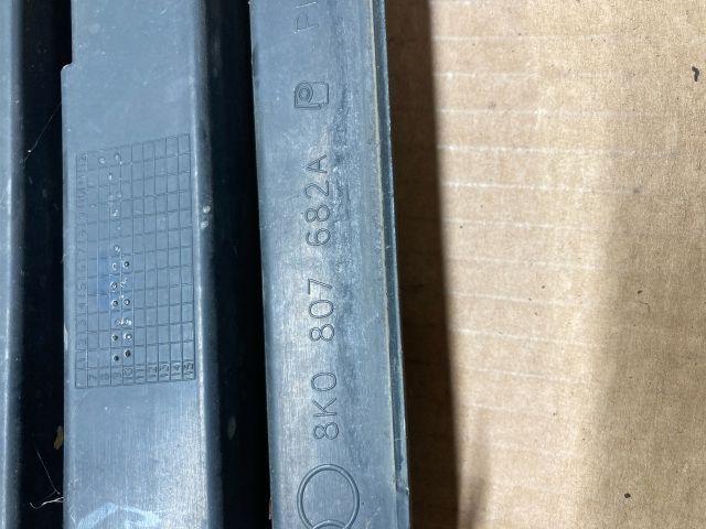 bontott AUDI A4 B8 Jobb Ködfényszóró Lámpakeret