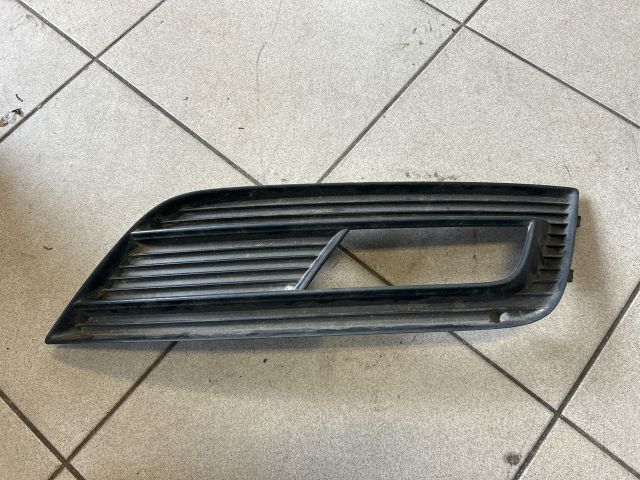 bontott AUDI A4 B8 Jobb Ködlámpa Rács