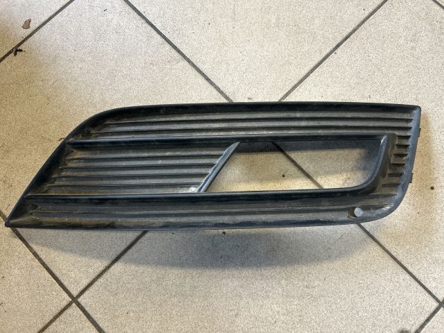 bontott AUDI A4 B8 Jobb Ködlámpa Rács