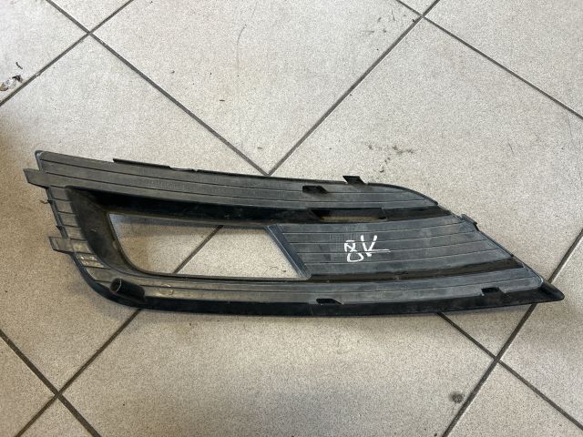 bontott AUDI A4 B8 Jobb Ködlámpa Rács